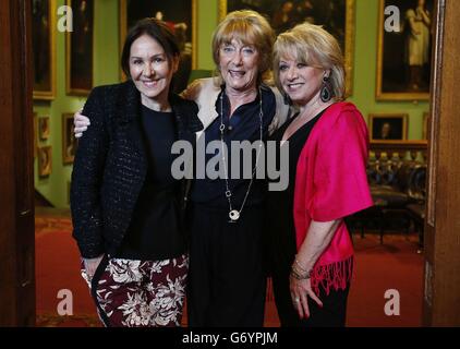 Dame Gillian Lynne (au centre) avec Arlene Phillips (à gauche) et Elaine Paige (à droite) lorsqu'ils assistent au lancement de son DVD intitulé « la longévité par l'exercice » au Garrick Club, Londres. Banque D'Images
