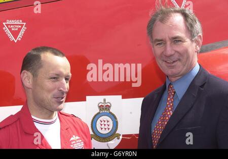 Le secrétaire de la Défense Geoff Hoon rencontre le chef de l'escadron Spike Jepson, connu sous le nom de Red 1, le chef de l'équipe d'affichage des flèches rouges, à la RAF Cranwell, dans le Lincolnshire, alors que l'équipe se prépare pour sa 40e saison d'exposition.Depuis la formation de l'équipe en 1965, les flèches rouges ont volé plus de 3,750 expositions dans 52 pays. Banque D'Images