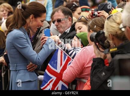 La duchesse de Cambridge, rencontre des membres de la foule après avoir déposé une couronne au mémorial de guerre de Seymour Square, dans la ville de Blenheim en Nouvelle-Zélande. Le couple royal entreprend une visite officielle de 19 jours en Nouvelle-Zélande et en Australie avec son fils George. Banque D'Images