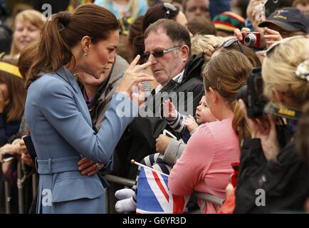 La duchesse de Cambridge, rencontre des membres de la foule après avoir déposé une couronne au mémorial de guerre de Seymour Square, dans la ville de Blenheim en Nouvelle-Zélande. Le couple royal entreprend une visite officielle de 19 jours en Nouvelle-Zélande et en Australie avec son fils George. Banque D'Images