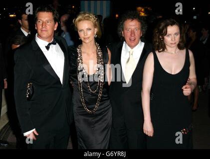 (De gauche à droite) le réalisateur Stephen Hopkins, les costars Charlize Theron, Geoffrey Rush et Emily Watson arrivent à la fête HBO pour la vie et la mort de Peter Sellers à Martinez Beach pendant le 57e Festival de Cannes en France. Banque D'Images