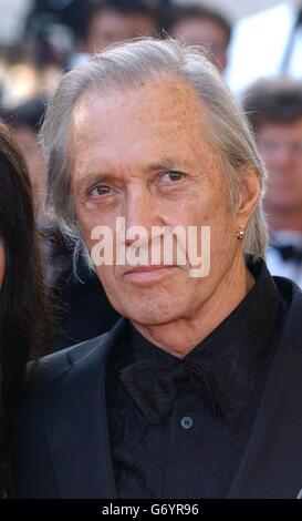 L'acteur David Carradine arrive pour la première de la vie et de la mort de Peter Sellers au Palais de Festival lors du 57e Festival de Cannes en France. Banque D'Images