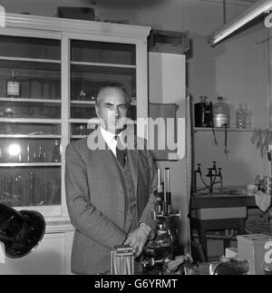 Le professeur Andrew Huxley, 47 ans, photographié au University College de Londres, a entendu aujourd'hui qu'il est co-lauréat du prix Nobel de médecine 1963. Il partage son prix avec le professeur Alan Hodgkin, également membre du Trinity College de Cambridge, et Sir John Eccles, 60 ans, professeur de physiologie à Canberra. Huxley et Hodgkin ont remporté leur prix pour leurs travaux sur les impulsions nerveuses. Banque D'Images