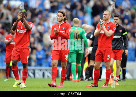 Callum Harriott, de Charlton Athletic, (à gauche), Diego Poyet (au centre) et Michael Morrison (à droite), applaudient les fans après le match de championnat de la Sky Bet League au stade AMEX, à Brighton. Banque D'Images