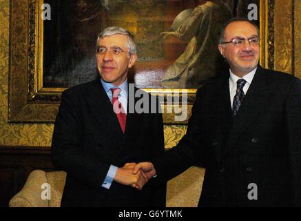 Jack Straw répond à Ali Alawi Banque D'Images