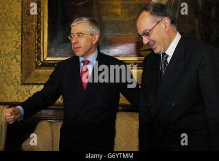 Jack Straw répond à Ali Alawi Banque D'Images