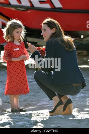 La duchesse de Cambridge reçoit des fleurs avant de voyager sur le Shotover Jet le long de la rivière Shotover à Queenstown au cours du septième jour de leur visite officielle en Nouvelle-Zélande. Banque D'Images