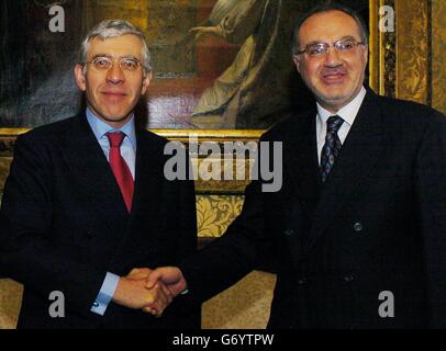 Jack Straw répond à Ali Alawi Banque D'Images