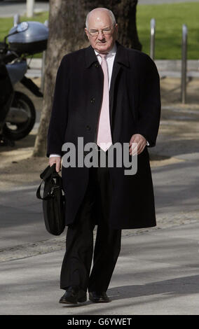 L'ancien dirigeant de la banque Anglo Irish Bank Willie McAteer arrive au circuit Criminal court, à Dublin, alors que le procès des anciens dirigeants de la banque Anglo Irish Bank le prévoit. Banque D'Images