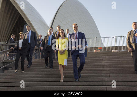 Le duc et la duchesse de Cambridge partent après une réception organisée par le gouverneur et premier ministre de Nouvelle-Galles du Sud à l'Opéra de Sydney, le dixième jour de leur visite officielle en Nouvelle-Zélande et en Australie. Banque D'Images