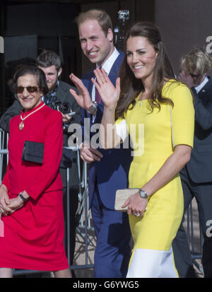 Le duc et la duchesse de Cambridge partent après une réception organisée par le gouverneur et premier ministre de Nouvelle-Galles du Sud à l'Opéra de Sydney, le dixième jour de leur visite officielle en Nouvelle-Zélande et en Australie. Banque D'Images