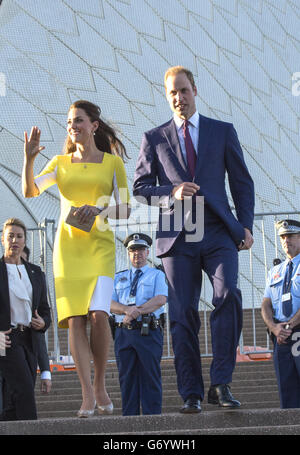 Le duc et la duchesse de Cambridge partent après une réception organisée par le gouverneur et premier ministre de Nouvelle-Galles du Sud à l'Opéra de Sydney, le dixième jour de leur visite officielle en Nouvelle-Zélande et en Australie. Banque D'Images