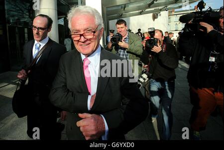 Sean Fitzpatrick, ancien président et ancien directeur général d'Anglo Irish Bank, quitte le circuit Criminal court de Dublin, car il a été libéré de toutes les accusations de fraude sur un programme de prêts contre actions plusieurs mois avant l'effondrement de la banque en janvier 2009. Banque D'Images