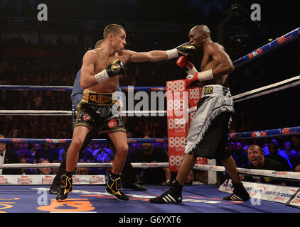 Scott Quigg (à gauche) en action contre et Trichiwa Munyai pendant le WBA World Super Bantamweight Title bout aux téléphones 4U Arena, Manchester. Banque D'Images