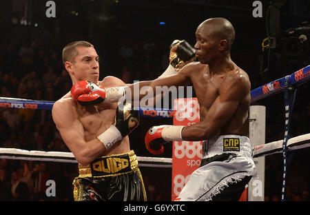 Scott Quigg (à gauche) en action contre et Trichiwa Munyai pendant le WBA World Super Bantamweight Title bout aux téléphones 4U Arena, Manchester. Banque D'Images