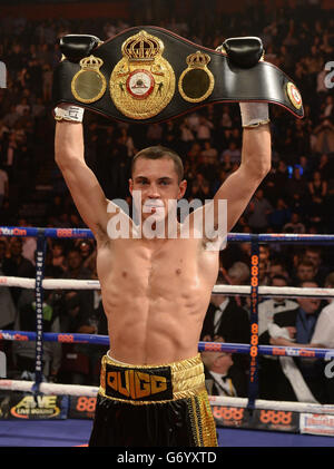 Scott Quigg célèbre les coups de Tcrashiwa Munyai lors de la WBA World Super Bantamweight Title bout à la Phone 4U Arena, Manchester. Banque D'Images