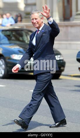 Le prince de Galles se déporte devant la foule lorsqu'il arrive pour une réception aux City Chambers de Glasgow où il a salué l'effort « fantastique » des services d'urgence impliqués dans l'opération de sauvetage après une explosion qui a coûté neuf vies à une usine de plastique. Charles a rencontré des travailleurs des services d'incendie, de police et d'ambulance, ainsi que des bénévoles dans le cadre d'une visite de trois jours en Écosse. Banque D'Images