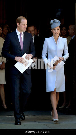 Le duc et la duchesse de Cambridge quittent le service de l'église du dimanche de Pâques à la cathédrale Saint-André, à Sydney, le quatorzième jour de leur visite officielle en Nouvelle-Zélande et en Australie. Banque D'Images