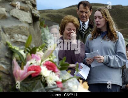 Les parents des 29 personnes tuées dans l'hélicoptère de la RAF Chinook se sont mis à planter il y a exactement dix ans à un service commémoratif au cairn érigé à leur mémoire sur le Mull de Kintyre, le mercredi 2 juin 2004.L'accident de 1994 a été le pire désastre de la RAF en temps de paix et a déclenché une décennie amère de conflits entre l'Armée de l'Air et les familles de ceux qui sont morts. Banque D'Images