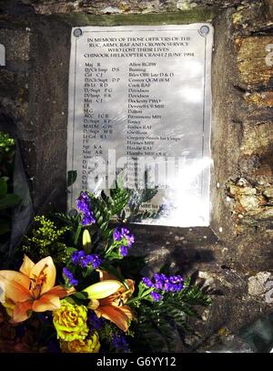 La plaque commémorative du cairn érigée à la mémoire de ceux tués dans l'accident de l'hélicoptère RAF Chinook il y a exactement dix ans sur le Mull de Kintyre. Près de 140 parents de ceux qui ont perdu la vie lors de la tragédie ont assisté à un service commémoratif à côté du lieu de l'accident. L'accident de 1994 a été le pire désastre de la RAF en temps de paix et a déclenché une décennie amère de conflits entre l'Armée de l'Air et les familles de ceux qui sont morts. Banque D'Images