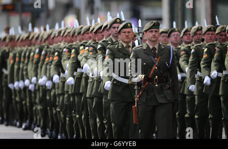 PHOTO AUTONOME. Des soldats irlandais participent à la commémoration du 98e anniversaire de la montée de Pâques de 1916 à l'GPO de Dublin. Banque D'Images