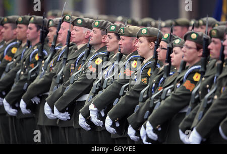 PHOTO AUTONOME. Des soldats irlandais participent à la commémoration du 98e anniversaire de la montée de Pâques de 1916 à l'GPO de Dublin. Banque D'Images