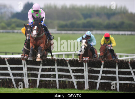 Le Jockey Paul Townend fait passer Daneking à la victoire dans le Boylesports Festival de Pâques Handicap hangdle pendant la journée de la coupe d'or Powers à l'hippodrome de Fairyhouse, dans le comté de Meath. Banque D'Images