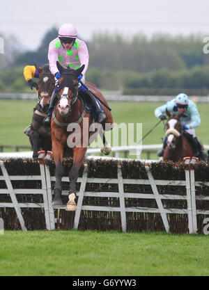 Le Jockey Paul Townend fait passer Daneking à la victoire dans le Boylesports Festival de Pâques Handicap hangdle pendant la journée de la coupe d'or Powers à l'hippodrome de Fairyhouse, dans le comté de Meath. Banque D'Images