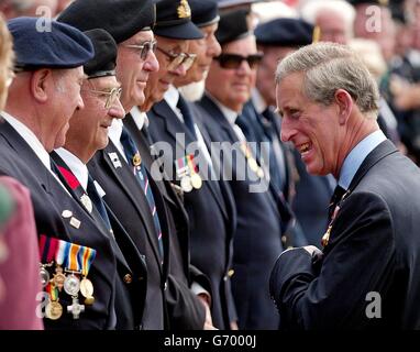 Le Prince de Galles rencontre des anciens combattants de la Marine royale à Ouistreham, en Normandie, au cours d'un week-end de services commémorant le 60e anniversaire de l'invasion du jour J en 1944. Banque D'Images