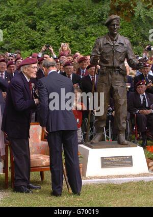 Le Prince de Galles accueille des vétérans de la 3e Brigade de parachutistes, au Mesnil, à Normmady, dans le nord-ouest de la France, où il a également dévoilé une statue du Brigadier Sir James Hill, le dernier officier survivant du grade de brigadier général de la campagne normande. Le Prince est dans le nord-ouest de la France pour une journée d'engagements à la veille du 60e anniversaire de l'invasion alliée de l'Europe. Banque D'Images