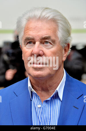 Le publiciste Max Clifford arrive au tribunal de la Couronne de Southwark à Londres où il est accusé d'un total de 11 chefs d'accusation d'agression indécente contre sept femmes et filles. Banque D'Images