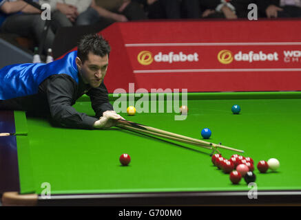 Tom Ford en action lors de son match contre Judd Trump lors des championnats du monde de snooker de Dafabet au Crucible, Sheffield. Banque D'Images