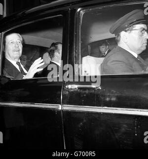 Le premier ministre déferle devant les passants alors qu'il se rend de l'Admiralty House London, S.W., à la Chambre des communes, où il devait faire une déclaration sur la crise cubaine. Le Parlement s'est réuni à nouveau pour la Prorogation, la cérémonie qui a pris fin à la présente session. La Reine ouvrira la nouvelle session. Banque D'Images