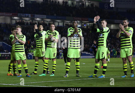 Les joueurs de Yeovil Town applaudissent leurs fans après leur défaite à Brighton. Banque D'Images