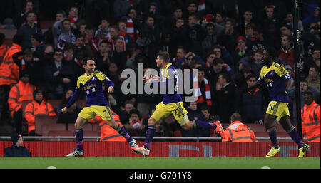 Leon Britton (à gauche) de Swansea City célèbre son propre but marqué par Mathieu Flamini d'Arsenal (non illustré) lors du match de la Barclays Premier League au stade Emirates, Londres. Banque D'Images