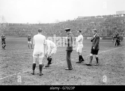 Prince de Galles (plus tard duc de Windsor) en uniforme Grenadier Guards lors d'un match de football de Chelsea. Banque D'Images