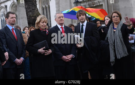 La famille de l'ancien député travailliste et ministre Tony Benn, comprend son fils Hilary (au centre), après ses funérailles à l'église St Margare, Westminster, au centre de Londres. Banque D'Images