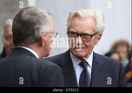 Hilary Benn (à gauche), fils de l'ancien ministre travailliste Tony Benn, parlant à Michael Heseltine à l'extérieur de l'église St Margare, à Westminster, dans le centre de Londres, après les funérailles de Tony Benn. Banque D'Images