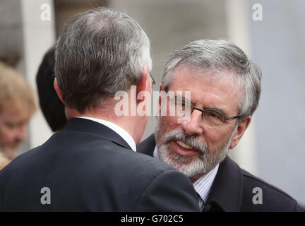 Hilary Benn (à gauche) le fils de l'ancien ministre travailliste Tony Benn s'est présenté à Gerry Adams à l'extérieur de l'église St Margare, Westminster, dans le centre de Londres, après les funérailles de Tony Benn. Banque D'Images