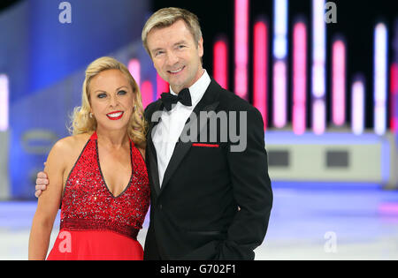 Danse sur glace Jayne Torvill et Christopher Dean lors d'une séance photo pour la tournée finale de danse sur glace qui s'est tenue à la Phones4u Arena, Manchester. Banque D'Images