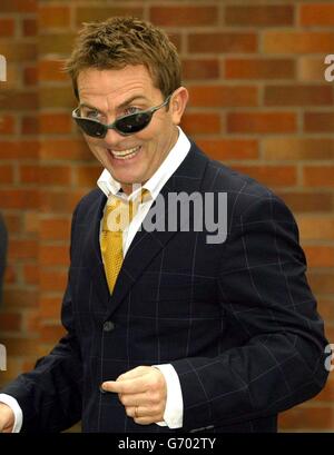 Bradley Walsh, nouvelle star de Coronation Street, pose pour les photographes sur l'ensemble du savon à base de Manchester.Walsh jouera l'homme d'affaires Mike Baldwin neveu Danny, avec les mauvaises filles l'actrice Debra Stephenson prenant la part de sa femme Frankie. Banque D'Images