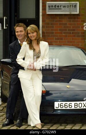 Les stars de New Coronation Street Bradley Walsh et Debra Stephenson posent pour les photographes sur le set du savon à base de Manchester. Walsh jouera l'homme d'affaires Mike Baldwin neveu Danny, avec les mauvaises filles l'actrice Debra Stephenson prenant la part de sa femme Frankie. Banque D'Images