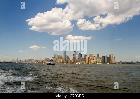 New York, NY, USA - Le 18 juin 2016 : le ferry pour la Statue de la liberté dans les eaux en face de New York. Banque D'Images