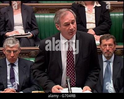 Le secrétaire à la Défense Geoff Hoon s'adresse à la Chambre des communes de Londres au sujet des allégations d'abus de prisonniers irakiens par les troupes britanniques. M. Hoon est sous pression pour publier un rapport du Comité international de la Croix-Rouge sur la condition des captifs que le gouvernement a reçu l'année dernière. Banque D'Images