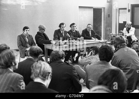 Paddy Kennedy (au centre), un député républicain de Stormont, s'exprimant lors d'une conférence de presse tenue dans un gymnase scolaire du district de Ballymurphy à Belfast, auquel participent plusieurs membres du mouvement républicain, qui ont entendu un porte-parole anonyme de l'IRA nier les revendications de victoire virtuelle de l'Armée. La conférence a été organisée par M. Kennedy, qui ne revendique pas l'adhésion à l'IRA. On le voit à la table (de l à r) Eugene McKenna, Joe Cahill, John Kelly et John Flanagan. Banque D'Images