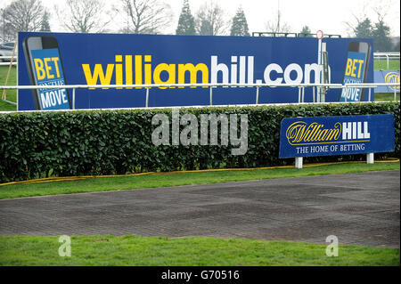 Courses hippiques - 2014 William Hill Lincoln - deuxième jour - Hippodrome de Doncaster. Panneaux William Hill à l'hippodrome de Doncaster Banque D'Images