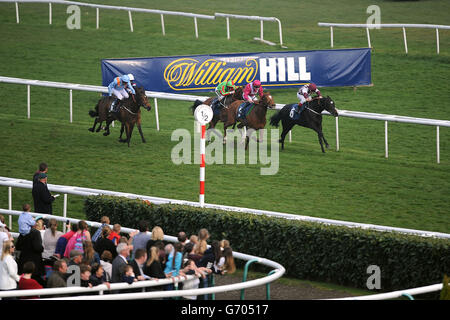 Courses hippiques - 2014 William Hill Lincoln - deuxième jour - Hippodrome de Doncaster.Jockey Andrea Atzeni sur Rudi cinq un (à droite) sur la voie de gagner le WearAHatDay - Brain Tumor Research Handicap Banque D'Images