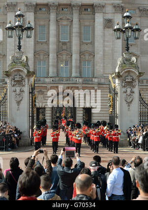Les gens regardent la relève de la garde à Buckingham Palace, Londres. Banque D'Images