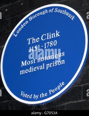 Plaque bleue à l'extérieur du musée de la prison de Clink, dans la rue Clink de Londres, sur la rive sud. Banque D'Images