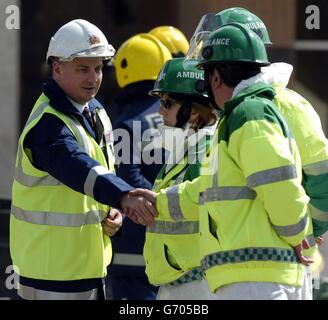 Le Premier ministre écossais (à gauche) visite le site d'une explosion d'usine à Glasgow qui a coûté la vie à sept personnes pour rencontrer les services d'urgence. Jack McConnell a rencontré les chefs des services de police, d'incendie et d'ambulance pour leur travail de sauvetage infatigable à la suite de l'explosion d'hier à Stockline Plastics, dans la région de Maryhill à Glasgow. Le premier ministre vient de parler aux survivants de la catastrophe à l'infirmerie de l'Ouest de la ville et aux familles des victimes qui attendent des nouvelles de leurs proches dans un centre communautaire local. Banque D'Images